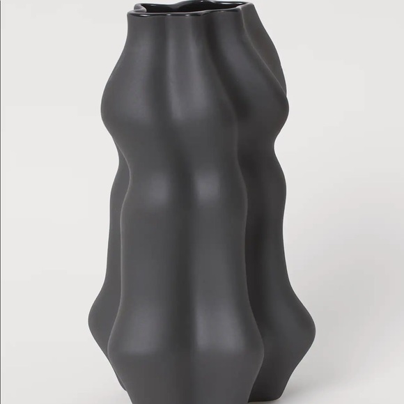 BLOGGER FAVORITE 🔥 H&M Large Black Stoneware Vase - Picture 1 of 3